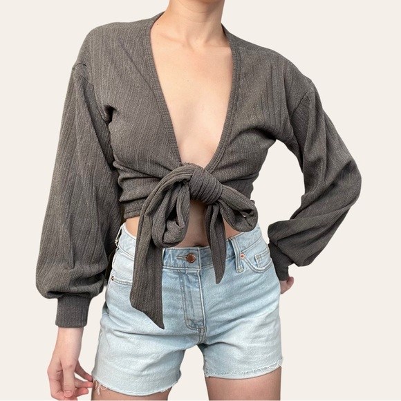 Vintage Havana Tie Front Bell Sleeve Crop Top 💕 - Picture 2 of 4